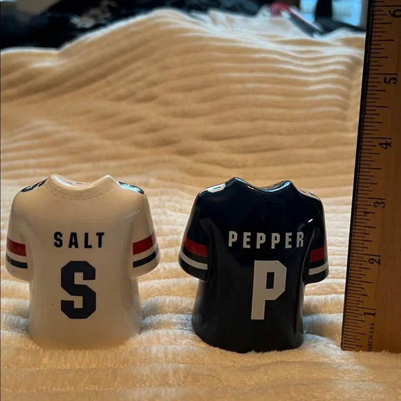 NY Giants Jersey Salt and Pepper Shakers - Picture 2 of 4